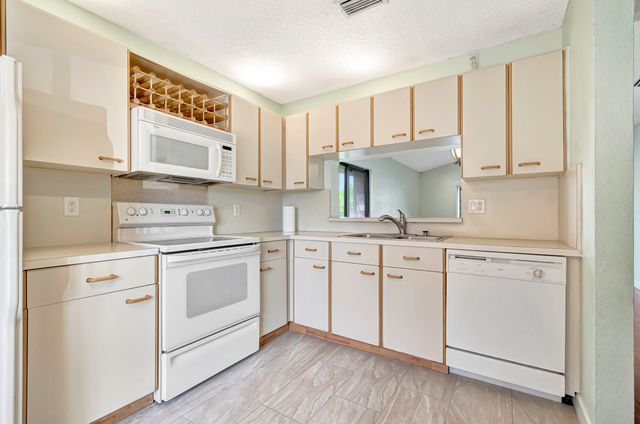 351 Club Circle 207, Boca Raton, FL 33487