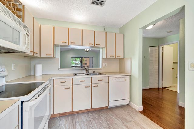 351 Club Circle 207, Boca Raton, FL 33487