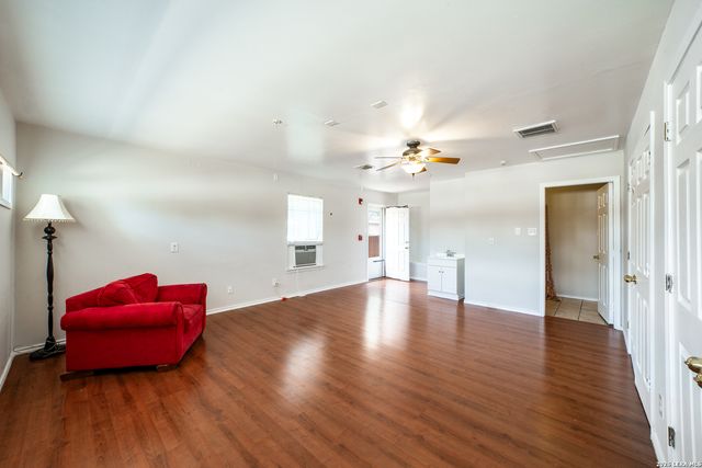 8862 Fenwood St, San Antonio, TX 78250