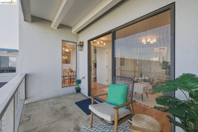 6 Commodore Dr C450, Emeryville, CA 94608