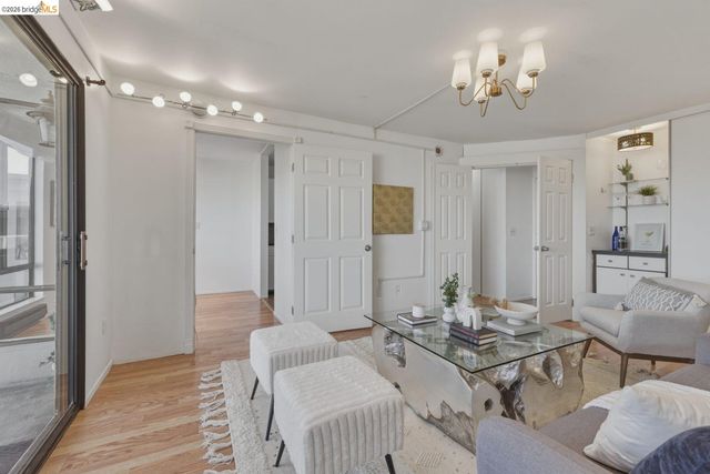 6 Commodore Dr C450, Emeryville, CA 94608