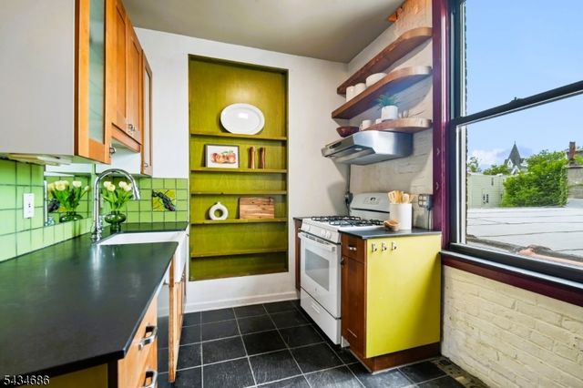 54 McWhorter St 207, Newark City, NJ 07105