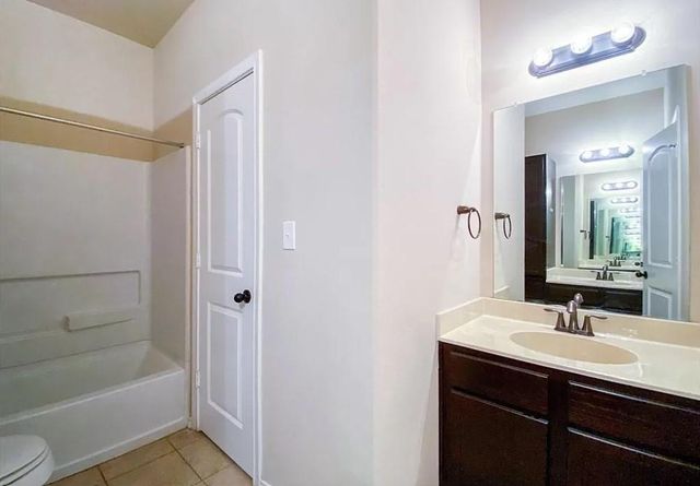 137 Creekside Villa DR, Kyle, TX 78640