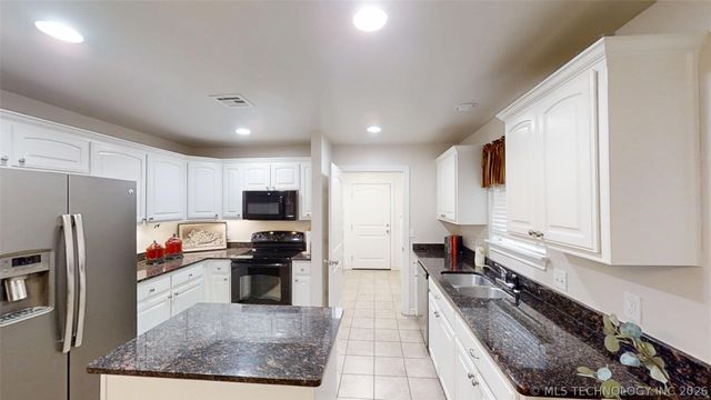 3208 Stone Creek Drive, Ardmore, OK 73401