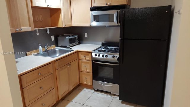 2630 SW 28th St 14, Miami, FL 33133