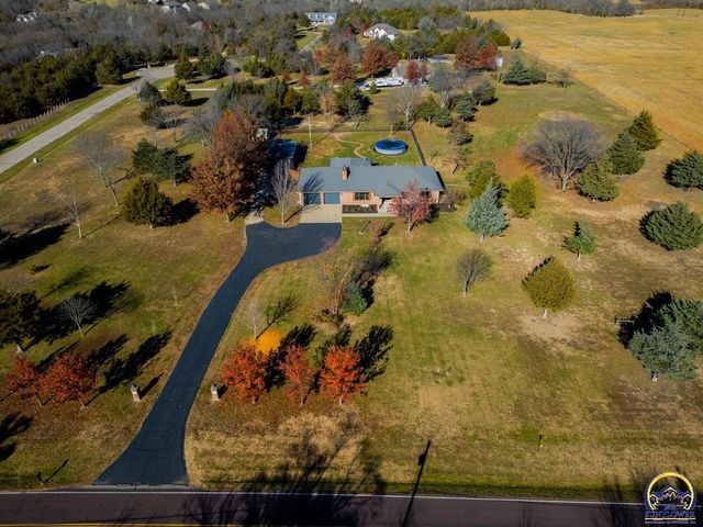 8200 SW 37th ST, Topeka, KS 66614