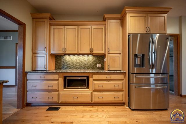 8200 SW 37th ST, Topeka, KS 66614