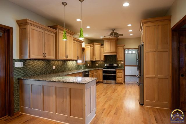 8200 SW 37th ST, Topeka, KS 66614