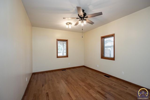 8200 SW 37th ST, Topeka, KS 66614