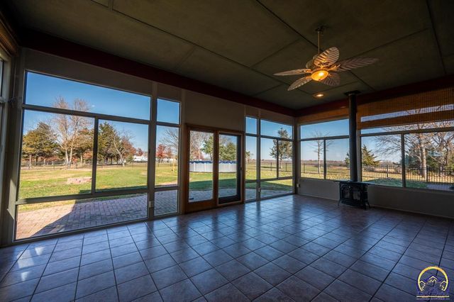 8200 SW 37th ST, Topeka, KS 66614