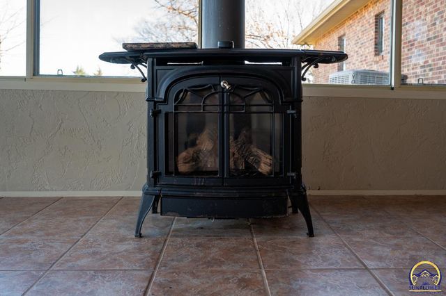 8200 SW 37th ST, Topeka, KS 66614