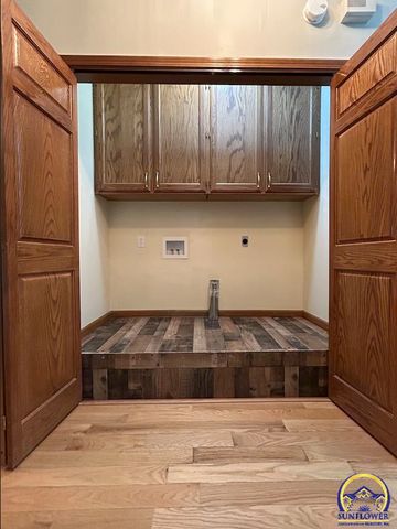 8200 SW 37th ST, Topeka, KS 66614