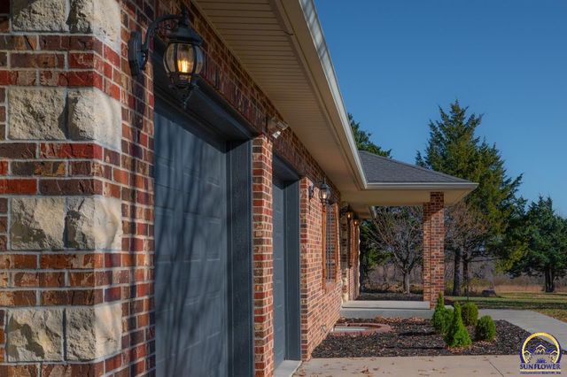 8200 SW 37th ST, Topeka, KS 66614