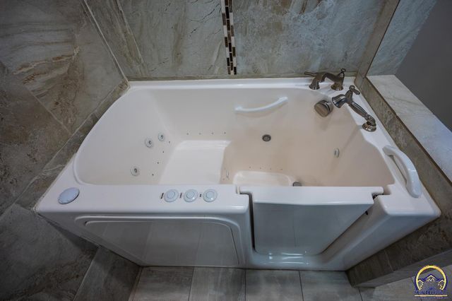 8200 SW 37th ST, Topeka, KS 66614