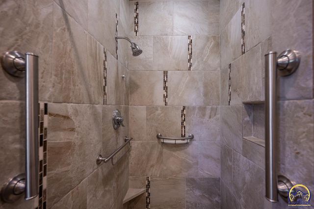 8200 SW 37th ST, Topeka, KS 66614