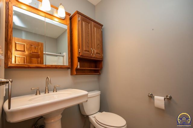 8200 SW 37th ST, Topeka, KS 66614