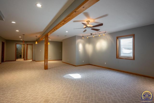 8200 SW 37th ST, Topeka, KS 66614