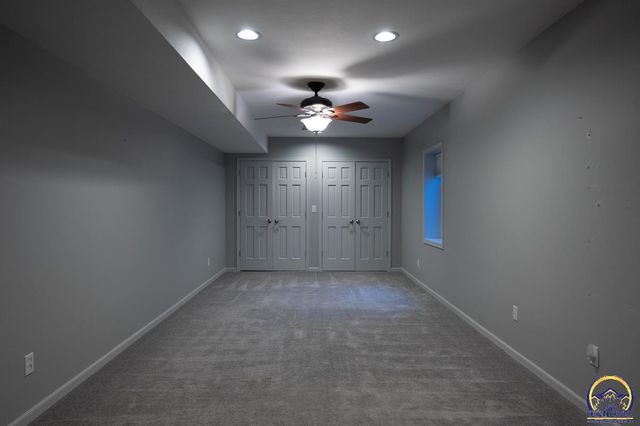 8200 SW 37th ST, Topeka, KS 66614