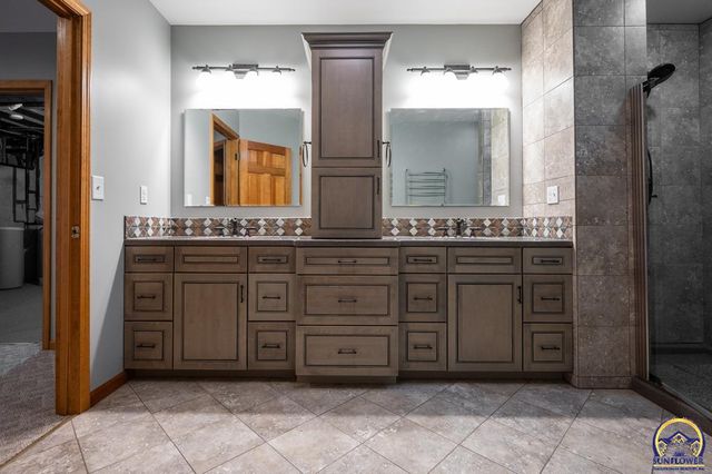 8200 SW 37th ST, Topeka, KS 66614