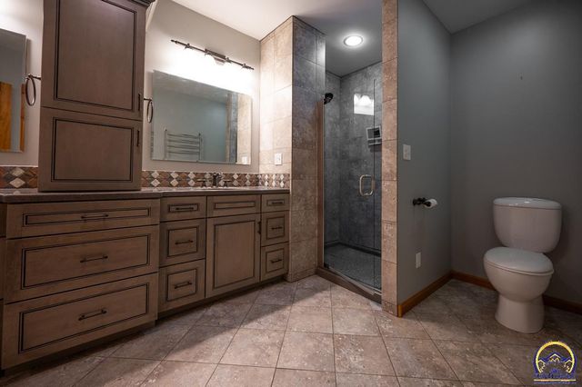 8200 SW 37th ST, Topeka, KS 66614