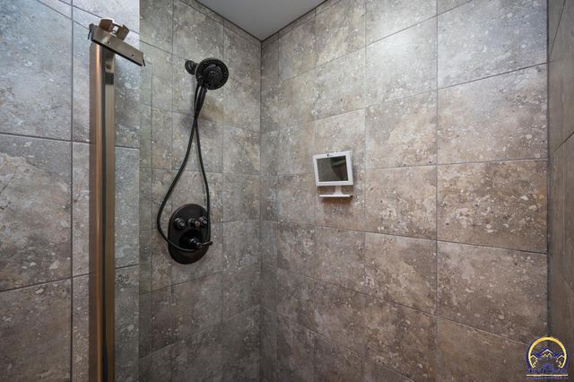 8200 SW 37th ST, Topeka, KS 66614