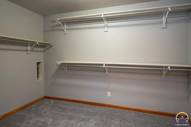 8200 SW 37th ST, Topeka, KS 66614