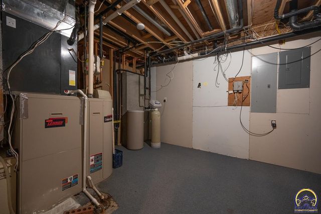 8200 SW 37th ST, Topeka, KS 66614