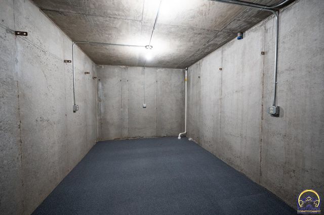 8200 SW 37th ST, Topeka, KS 66614