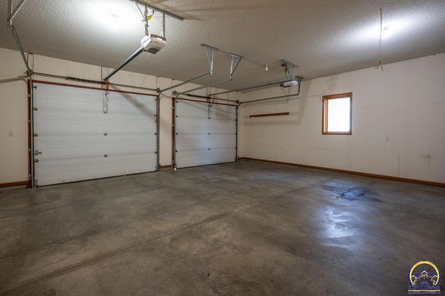 8200 SW 37th ST, Topeka, KS 66614