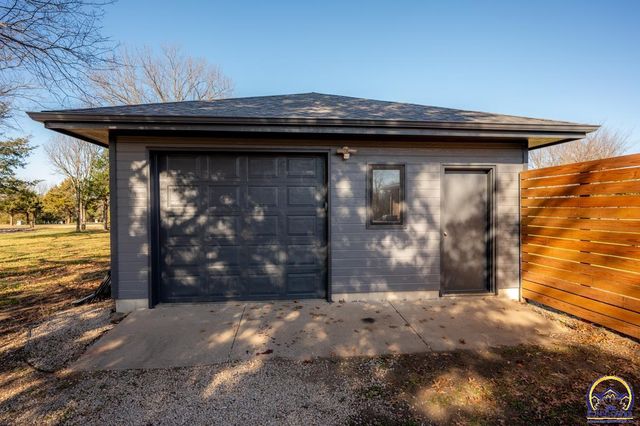 8200 SW 37th ST, Topeka, KS 66614