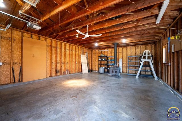 8200 SW 37th ST, Topeka, KS 66614