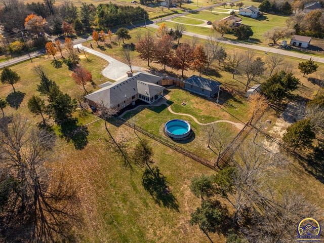 8200 SW 37th ST, Topeka, KS 66614