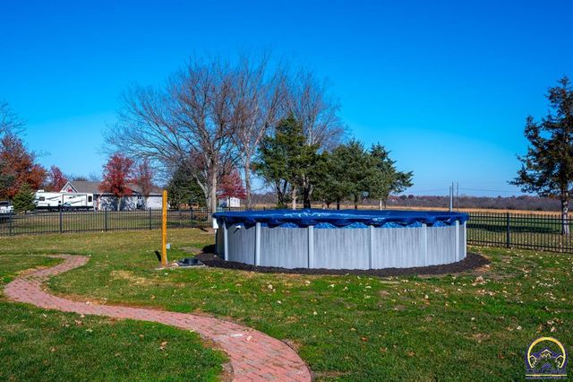 8200 SW 37th ST, Topeka, KS 66614