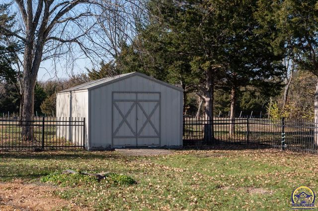 8200 SW 37th ST, Topeka, KS 66614