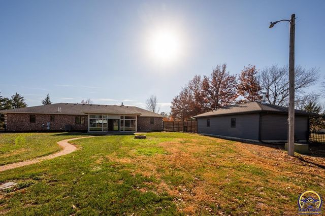 8200 SW 37th ST, Topeka, KS 66614