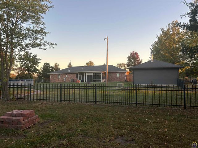 8200 SW 37th ST, Topeka, KS 66614