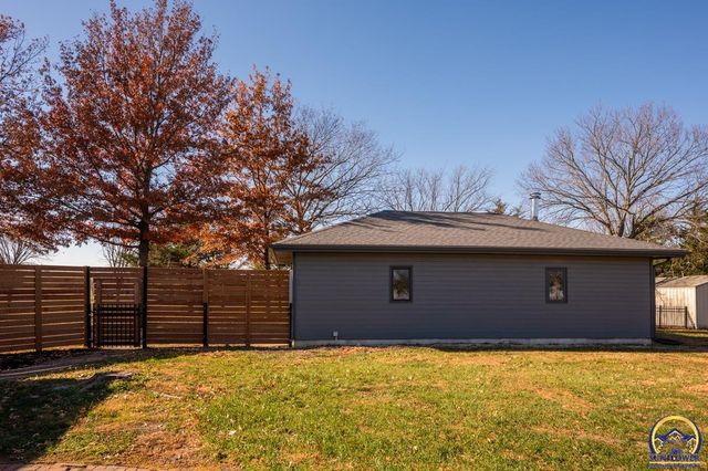 8200 SW 37th ST, Topeka, KS 66614