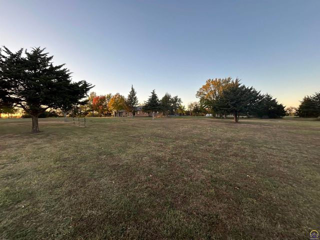 8200 SW 37th ST, Topeka, KS 66614