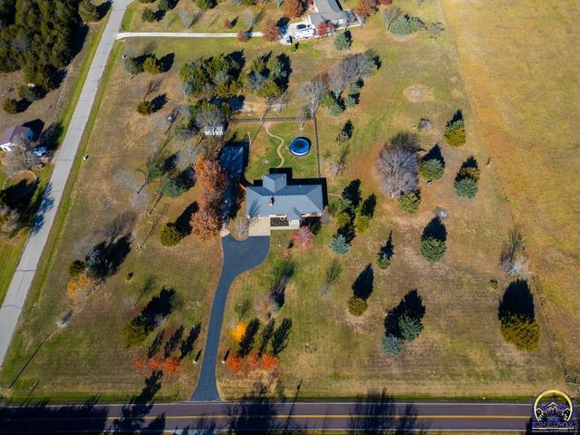 8200 SW 37th ST, Topeka, KS 66614