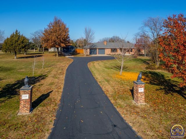 8200 SW 37th ST, Topeka, KS 66614