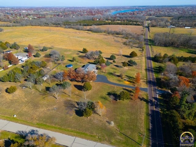 8200 SW 37th ST, Topeka, KS 66614