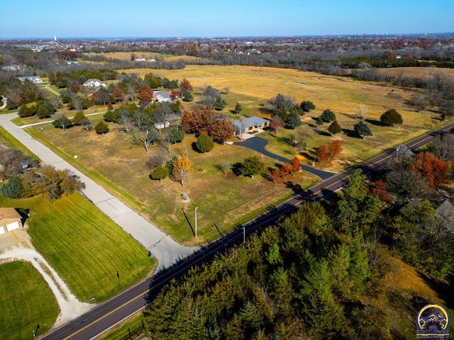 8200 SW 37th ST, Topeka, KS 66614