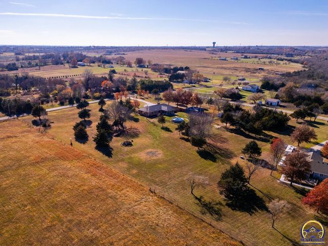 8200 SW 37th ST, Topeka, KS 66614