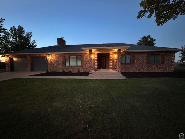 8200 SW 37th ST, Topeka, KS 66614