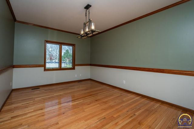 8200 SW 37th ST, Topeka, KS 66614