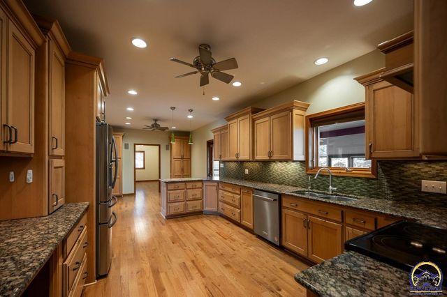 8200 SW 37th ST, Topeka, KS 66614