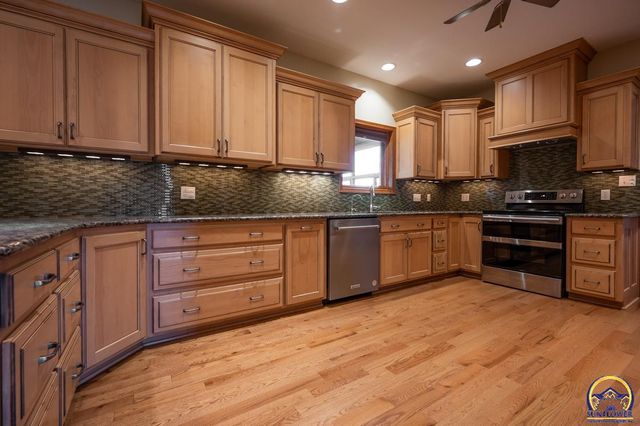 8200 SW 37th ST, Topeka, KS 66614