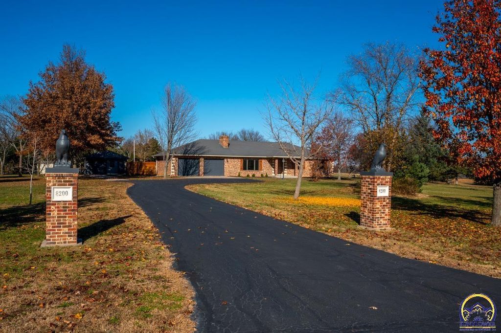 8200 SW 37th ST, Topeka, KS 66614