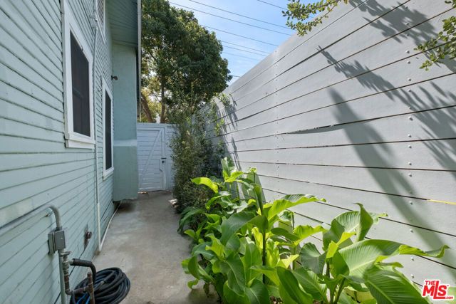 2213 Arizona Avenue, Santa Monica, CA 90404