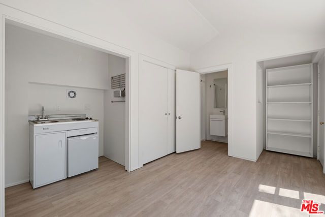 2213 Arizona Avenue, Santa Monica, CA 90404
